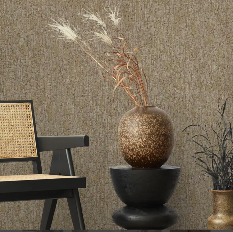 کاغذدیواری قهوهای سوخته با بافت برجسته طلایی شایندار و زمینه پتینه عمیق