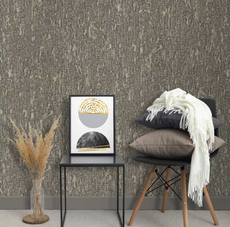 کاغذدیواری قهوهای سوخته با بافت برجسته طلایی شایندار و زمینه پتینه عمیق