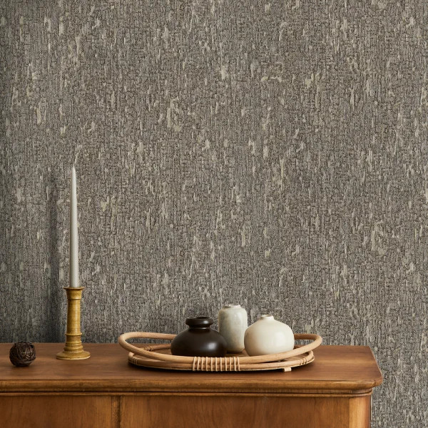 کاغذدیواری قهوهای سوخته با بافت برجسته طلایی شایندار و زمینه پتینه عمیق