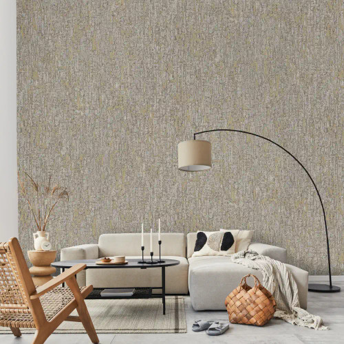 نمای نزدیک از کاغذدیواری رنگ نسکافهای با رگههای طلایی اکلیلی و بافت پتینه محو