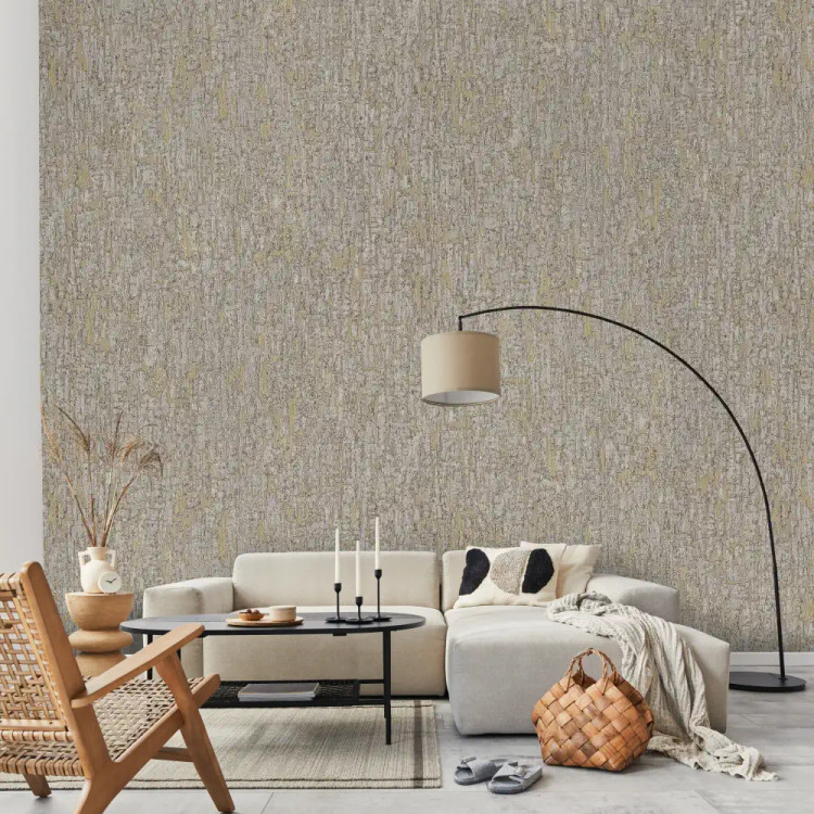 نمای نزدیک از کاغذدیواری رنگ نسکافهای با رگههای طلایی اکلیلی و بافت پتینه محو