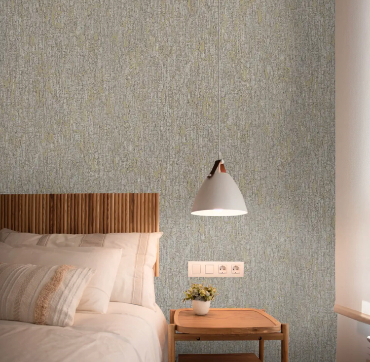 نمای نزدیک از کاغذدیواری رنگ نسکافهای با رگههای طلایی اکلیلی و بافت پتینه محو