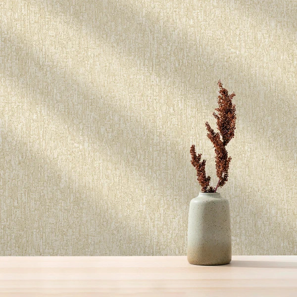 نمای نزدیک از کاغذدیواری کرم بافتدار با رگههای طلایی شایندار و پسزمینه پتینه گرم