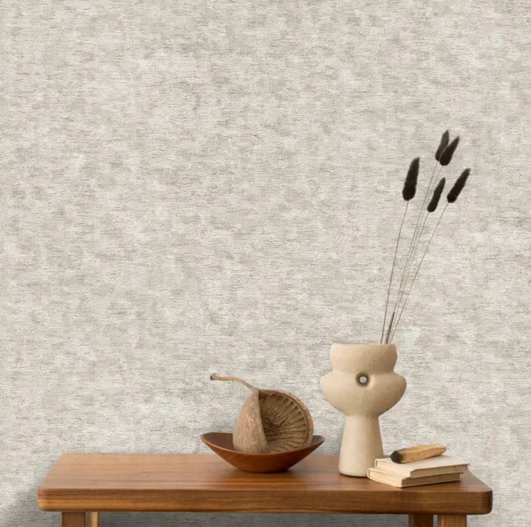 کاغذدیواری رنگ بژ صدفی با بافت برجسته ترکیبی از شاین طلایی و نقرهای روی زمینه پتینه